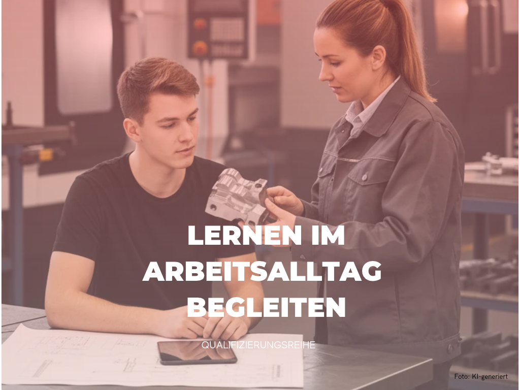 Auszubildender und Lernbegleiterin besprechen gemeinsam eine technische Zeichnung und Werkstück im Arbeitsalltag.